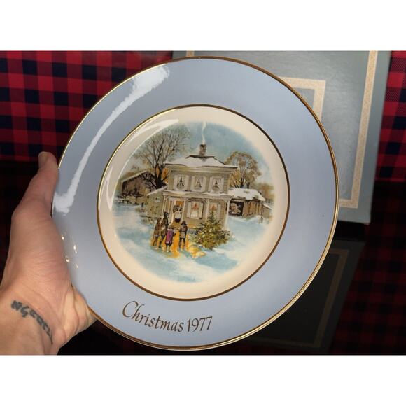 NIB Avon Christmas Plate 1977 Carollers in the Snow Wedgwood (Tunstall) - Picture 4 of 7